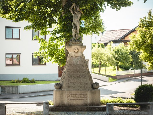 Kriegerdenkmal in Achstetten.